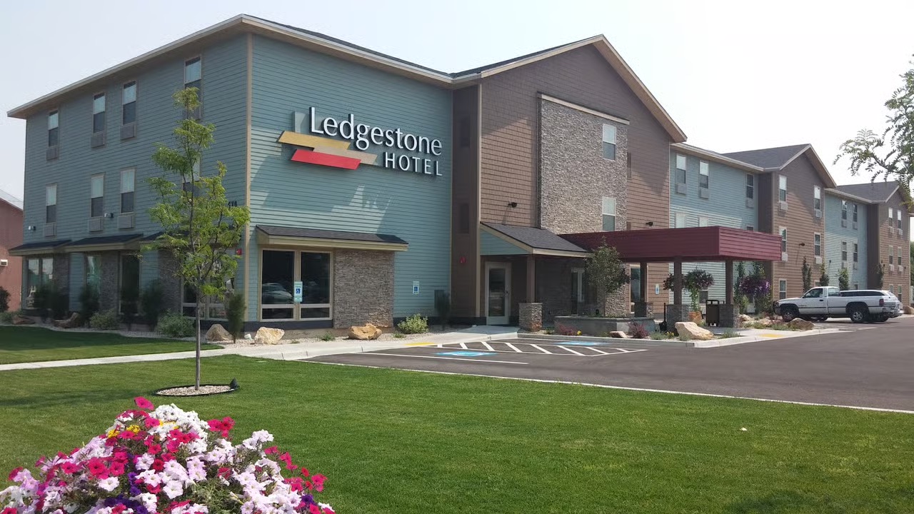 Lodging 11 Ledgestone Hotel